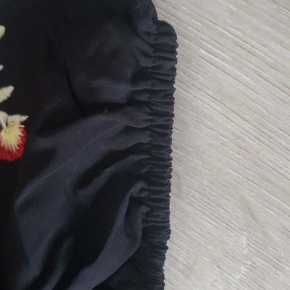 M left 😊Beautiful New boutique embroidered top - Picture 9 of 11